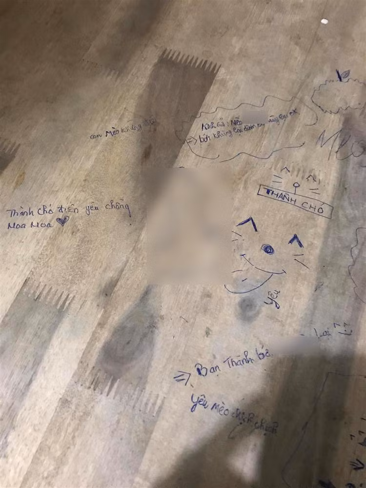 Thanh nien het hon vi loi yeu duong sen sua viet tren tuong-Hinh-4