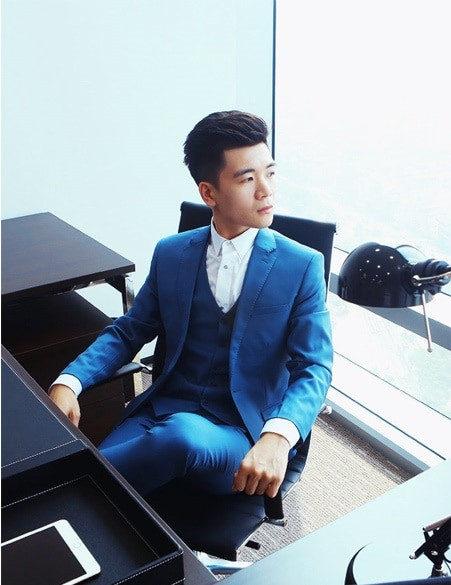 Chàng trai sinh năm 1989 không chỉ sở hữu vẻ ngoài điển trai mà còn vô cùng nổi tiếng trong giới kinh doanh khi nắm giữ chức vụ giám đốc Tập đoàn T&amp;T chi nhánh tại Mỹ. Thiếu gia Đỗ Quang Vinh khiến các chị em đổ rạp bởi vẻ ngoài trẻ trung, phong thái đĩnh đạc, đúng mực, thông minh toát ra từ thần thái và đặc biệt là chiếc má lúm đồng tiền duyên dáng hiện lên mỗi khi cười.