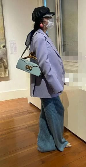 Pham Bang Bang bi nhan xet giong ba bau khi ra duong