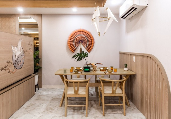 ##s###Phòng ăn là nơi khá thú vị với nhiều chi tiết cầu kì, đặc sắc, mang đến không gian như khi đang ăn ở một nhà hàng Nhật.