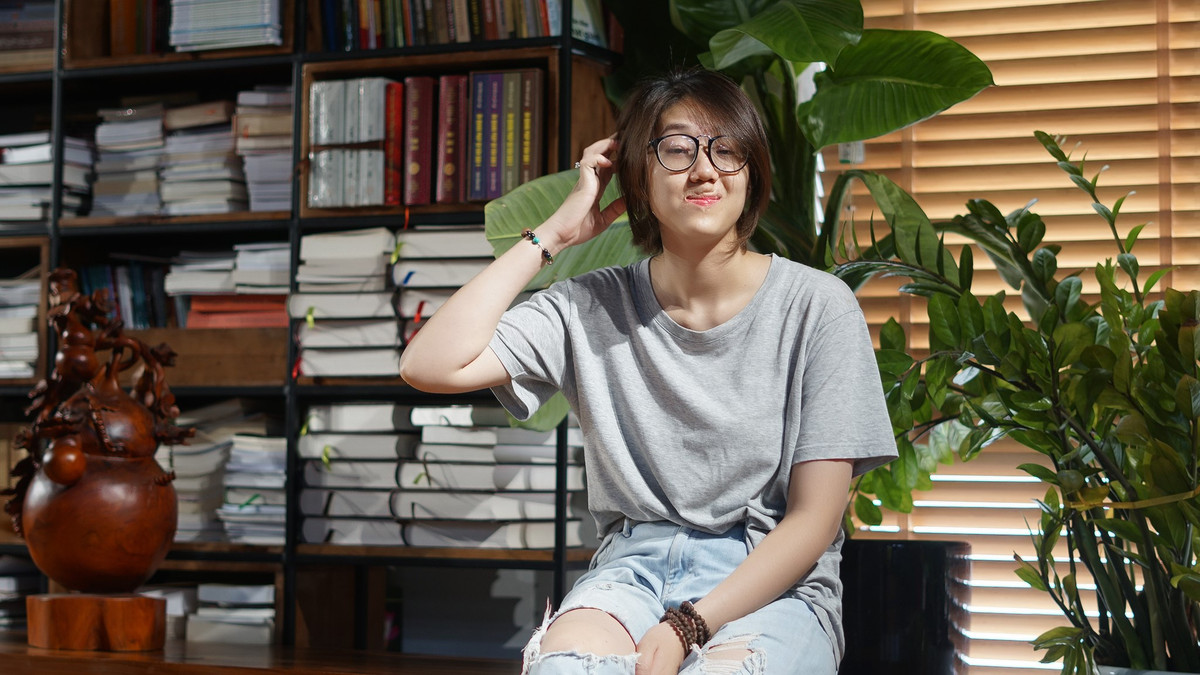 Co gai giau nghi luc cung niem dam me voi sach