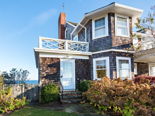 Biệt thự này nằm cạnh ngôi nhà của nữ ca sĩ Taylor Swift. Theo Business Insider, Taylor Swift mua ngôi nhà riêng đắt nhất Rhode Island với giá 17,75 triệu USD vào năm 2013. Ảnh: 12 Bluff Ave. Biệt thự ven biển có diện tích 778 m2, được xây vào năm 1905 theo phong cách nhà tranh New England. Ảnh: 12 Bluff Ave. Ngôi nhà có ban công ngoài trời lớn, nơi chủ nhân có thể thư giãn, nghỉ ngơi và ngắm nhìn cảnh biển. Hiên ngoài trời rộng rãi, thích hợp với các buổi tiệc đứng. Ảnh: 12 Bluff Ave.