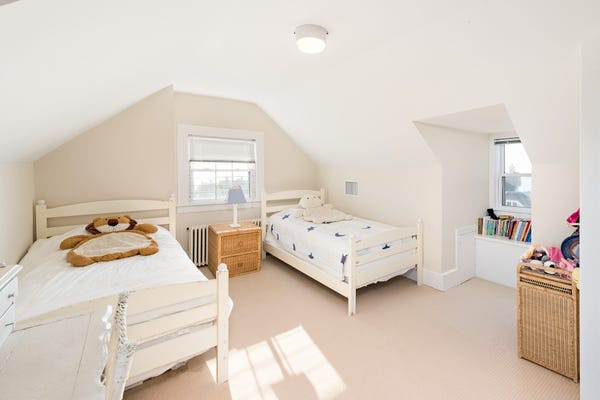 br/> Biệt thự này có 9 phòng ngủ và một gác xép giường đôi. Các phòng đều được trang trí với phong cách tối giản nhưng không đơn điệu. Ảnh: 12 Bluff Ave.