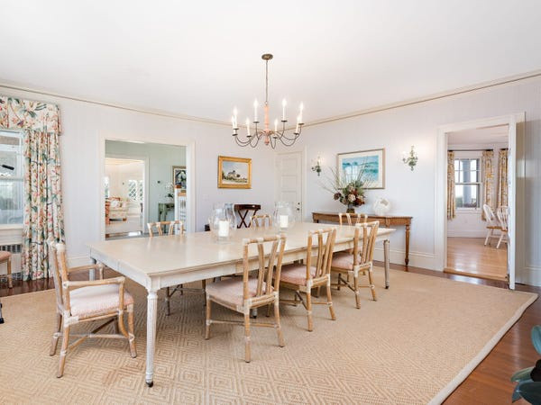 br/> Phòng ăn lịch sự với bàn lớn và đèn chùm kiểu cổ điển. Ảnh: 12 Bluff Ave.