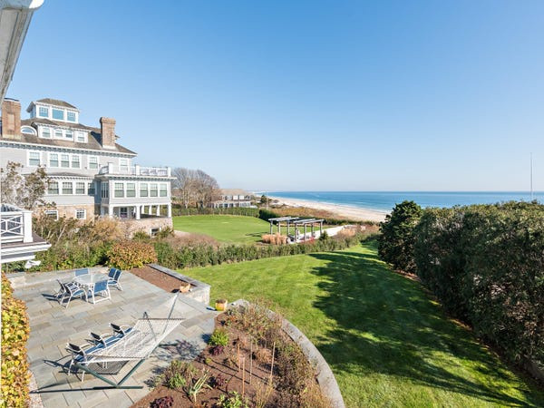 br/> Bao quanh biệt thự là khoảng sân rộng với cỏ xanh mướt. Ảnh: 12 Bluff Ave.