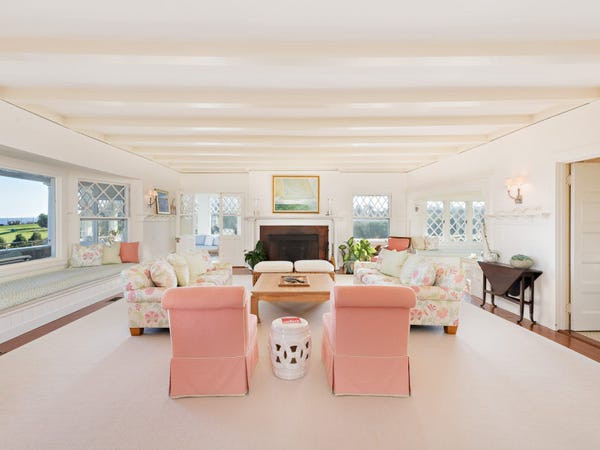 Tông màu trắng chủ đạo và các mảng màu pastel bao trùm toàn bộ ngôi nhà, tạo cảm giác nhẹ nhàng, thoải mái. Ảnh: 12 Bluff Ave. 