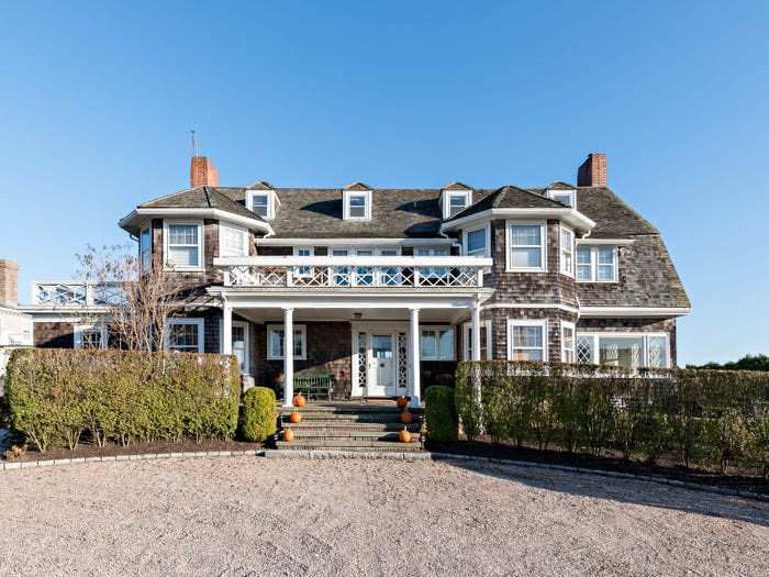 Theo Business Insider, căn biệt thự số 12 đại lộ Bluff ở Westerly đang được hãng Sotheby’s rao bán. Biệt thự nghỉ dưỡng nằm trong ngôi làng Watch Hill ở phía tây nam Rhode Island. Ảnh: 12 Bluff Ave.