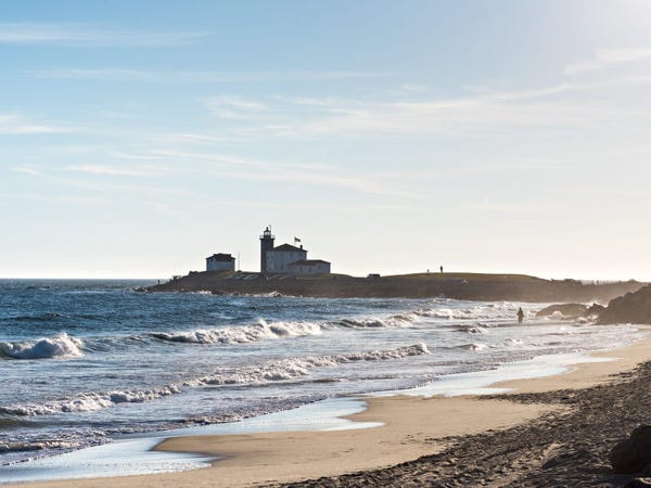 Từ biệt thự, chủ nhà có thể đi bộ thẳng ra bờ biển. Các cửa hàng mua sắm và quán ăn địa phương rất gần ngôi nhà. Ảnh: 12 Bluff Ave.