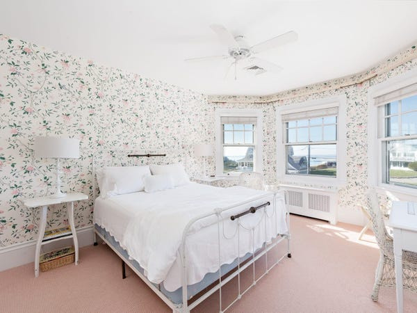 br/> Ngôi nhà có 7 phòng tắm lớn và 2 phòng tắm nhỏ. Ảnh: 12 Bluff Ave.