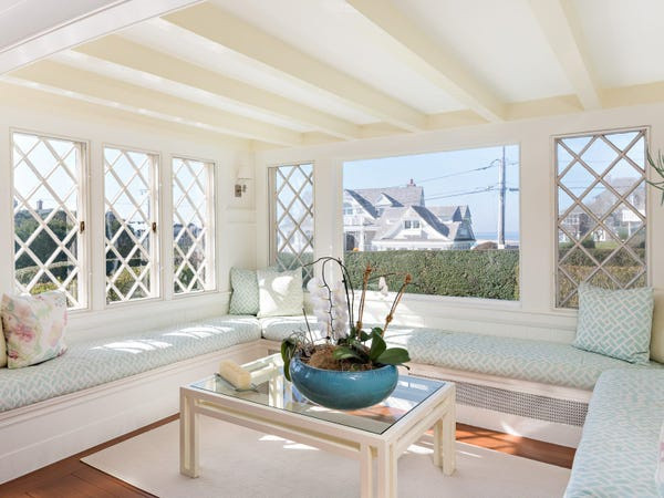  Bên trong ngôi nhà được trang bị bốn lò sưởi, tạo không gian ấm cúng. Ảnh: 12 Bluff Ave.