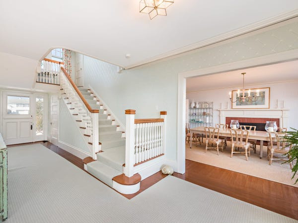 Ở bên trong, ngôi nhà được thiết kế theo phong cách cổ điển, tối giản. Ảnh: 12 Bluff Ave.