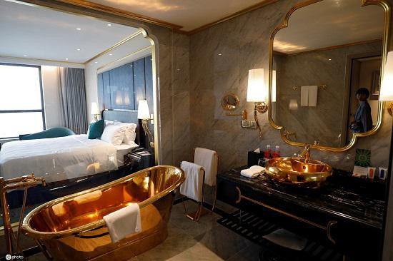 Một gian phòng tiêu chuẩn 6 sao của khách sạn Dolce Hanoi Golden Lake. Ngoài ra khách sạn này còn có các phòng cao cấp hơn như phòng suite tổng thống có thể phục vụ nhóm 10 khách, hay phòng penthouse Hoàng gia rộng tới 170m2.