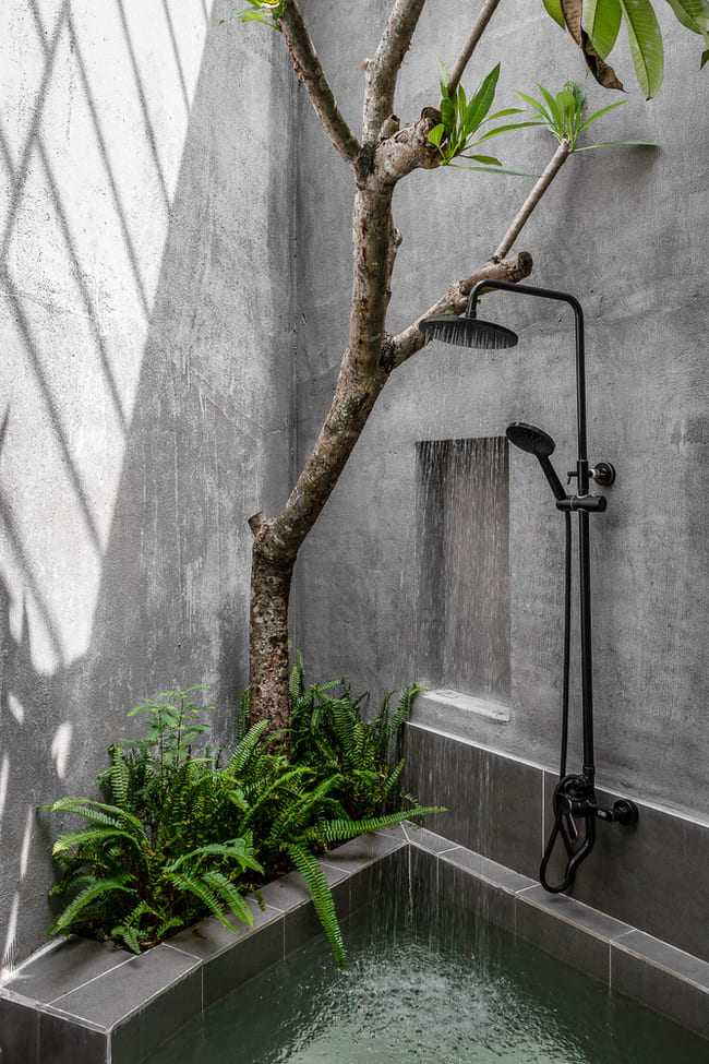 Phòng tắm “lộ thiên” khiến nhiều người nghĩ thiếu riêng tư, nhưng thiết kế này lại vô cùng thích hợp với phong cách khép kín của ngôi nhà.