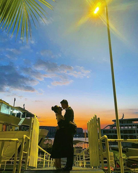 Huỳnh Anh khoe ảnh ôm chặt bạn gái mới Huynh Anh khoe anh om chat ban gai moi