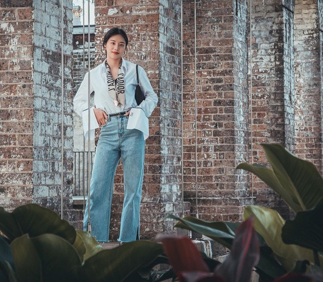  Esther Qin (29 tuổi) sinh ra ở Quảng Tây, Trung Quốc. Năm 2009, cô cùng gia đình chuyển đến xứ sở chuột túi sau khi cha cô nhận công việc đầu bếp. Nữ VĐV người Australia gốc Hoa được nhận xét là có kỹ thuật tốt và chiến thuật tinh tế. Điều này giúp cô giành được nhiều giải thưởng lớn. Esther bắt đầu luyện tập nhảy cầu từ năm 11 tuổi. Trước đó, cô từng theo đuổi môn thể dục dụng cụ.