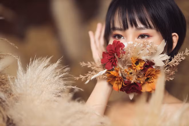 Hoa hau Pham Lan Anh gay bat ngo khi coi khau trang