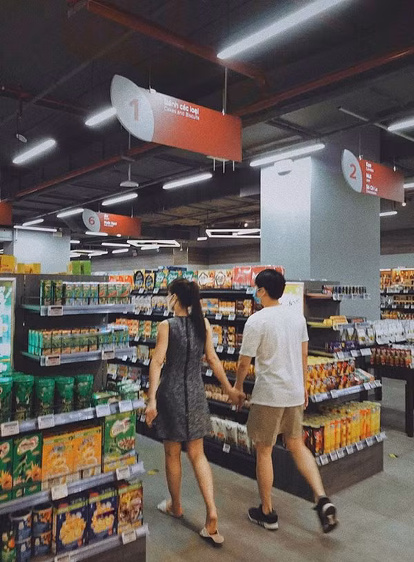 Dong Nhi len chi de di.. do rac, nhung dan tinh chi dan mat vao eo-Hinh-3