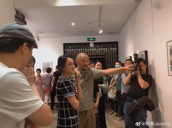 Chau Tan bi soi guong mat lao hoa du mac do khoe chan thon-Hinh-3