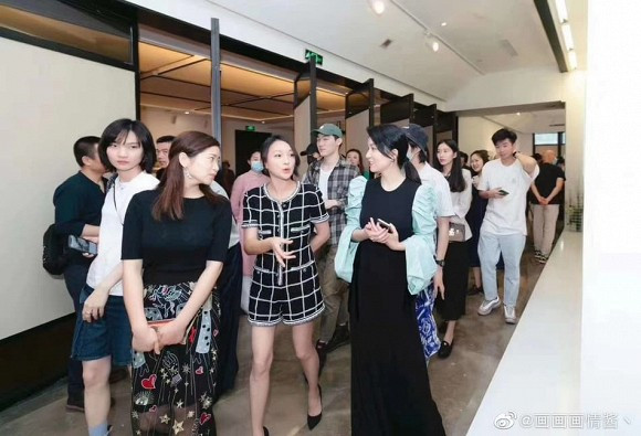 Chau Tan bi soi guong mat lao hoa du mac do khoe chan thon