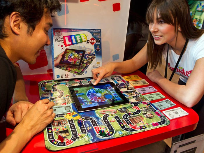 Quan trọng nhất là chuẩn bị sức khỏe tinh thần tốt để sẵn sàng cách ly. Người dân có thể chuẩn bị một số các phương tiện giải trí, sách báo, phim, trò chơi... để thoải mái tinh thần và giết thời gian. Ảnh: Getty Images.