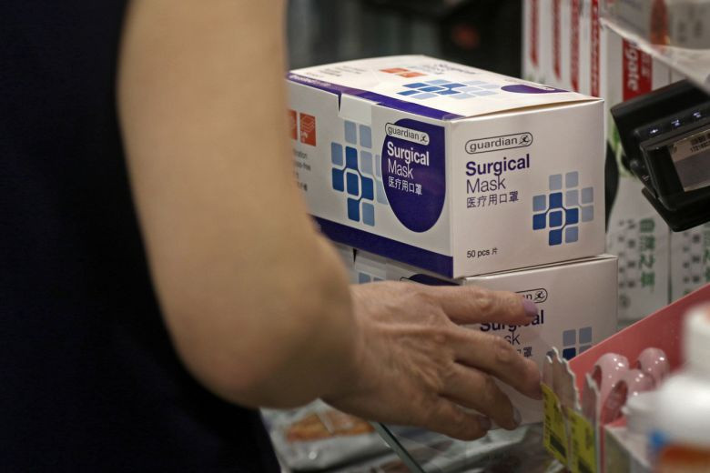 Ngoài ra, CDC cũng khuyến nghị người dân Mỹ không cần thiết phải tích trữ khẩu trang. Cơ quan này cho rằng chỉ nên đeo khẩu trang: khi đi vào khu vực có dịch bệnh, nhân viên y tế điều trị cho bệnh nhân nhiễm virus và những người có các triệu chứng giống như cúm. Ảnh: Getty Images.