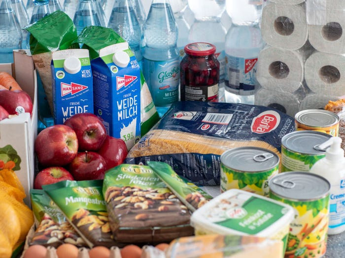 Thực phẩm đủ dùng trong 14 ngày cho cả gia đình, tập trung vào các mặt hàng đồ khô và đồ hộp, hạn sử dụng lâu dài, dễ lưu trữ. Người dân cũng có thể mua thêm một số đồ ăn vặt như sô-cô-la và cà phê. Chúng sẽ giúp tinh thần tỉnh táo và khỏe mạnh hơn, theo Business Insider. Ảnh: Getty Images.