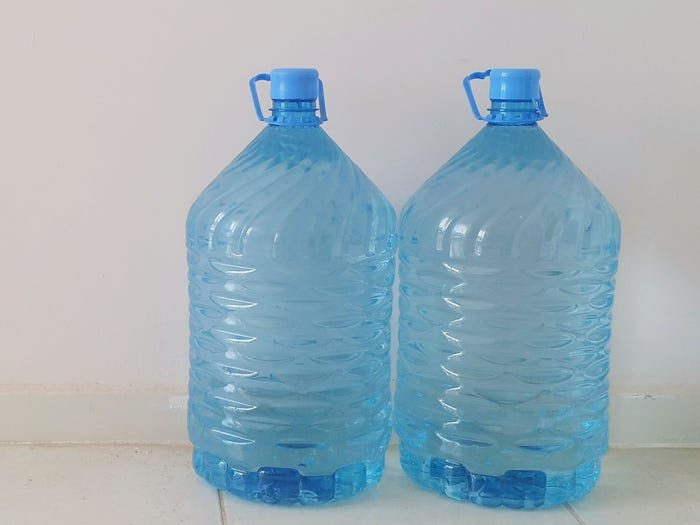 Đảm bảo đủ nước uống. Nếu nguồn cấp là nước máy, hãy chắc chắn nước được lọc sạch và an toàn khi sử dụng. Nhưng tốt hơn, người dân nên dự trữ nước uống đóng chai trong trường hợp nguồn cấp nước bị gián đoạn. Ảnh: Getty Images.