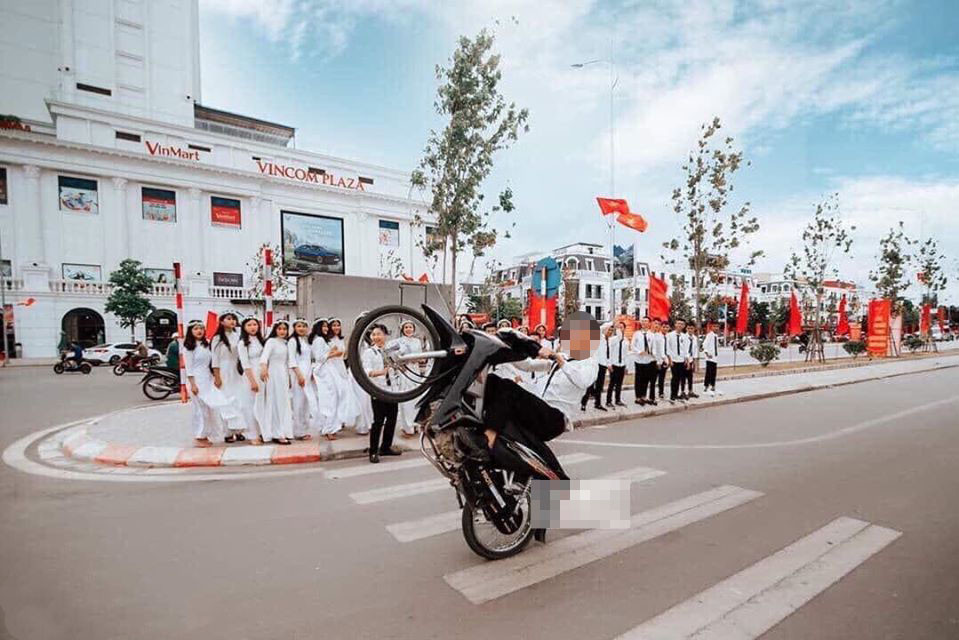 Nam sinh lop 12 boc dau xe may de chup anh ky yeu