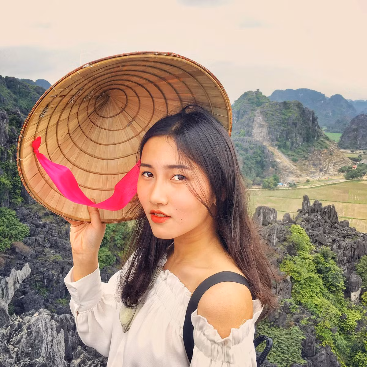 Với cô gái đến từ Vĩnh Phúc, những thành tích, giải thưởng đã đạt được vừa là động lực để cố gắng, vừa là bài học quý giá cho cuộc sống và công việc. “Kinh nghiệm của mình là không chỉ học trong giáo trình, tìm kiếm tài liệu trên thư viện mà cần phải đọc thêm nhiều tài liệu khoa học hình sự nước ngoài. Bên cạnh đó, mình cũng tìm hiểu các vụ việc thực tế để có kinh nghiệm hơn cho bản thân sau khi ra trường công tác", nữ trung úy chia sẻ.