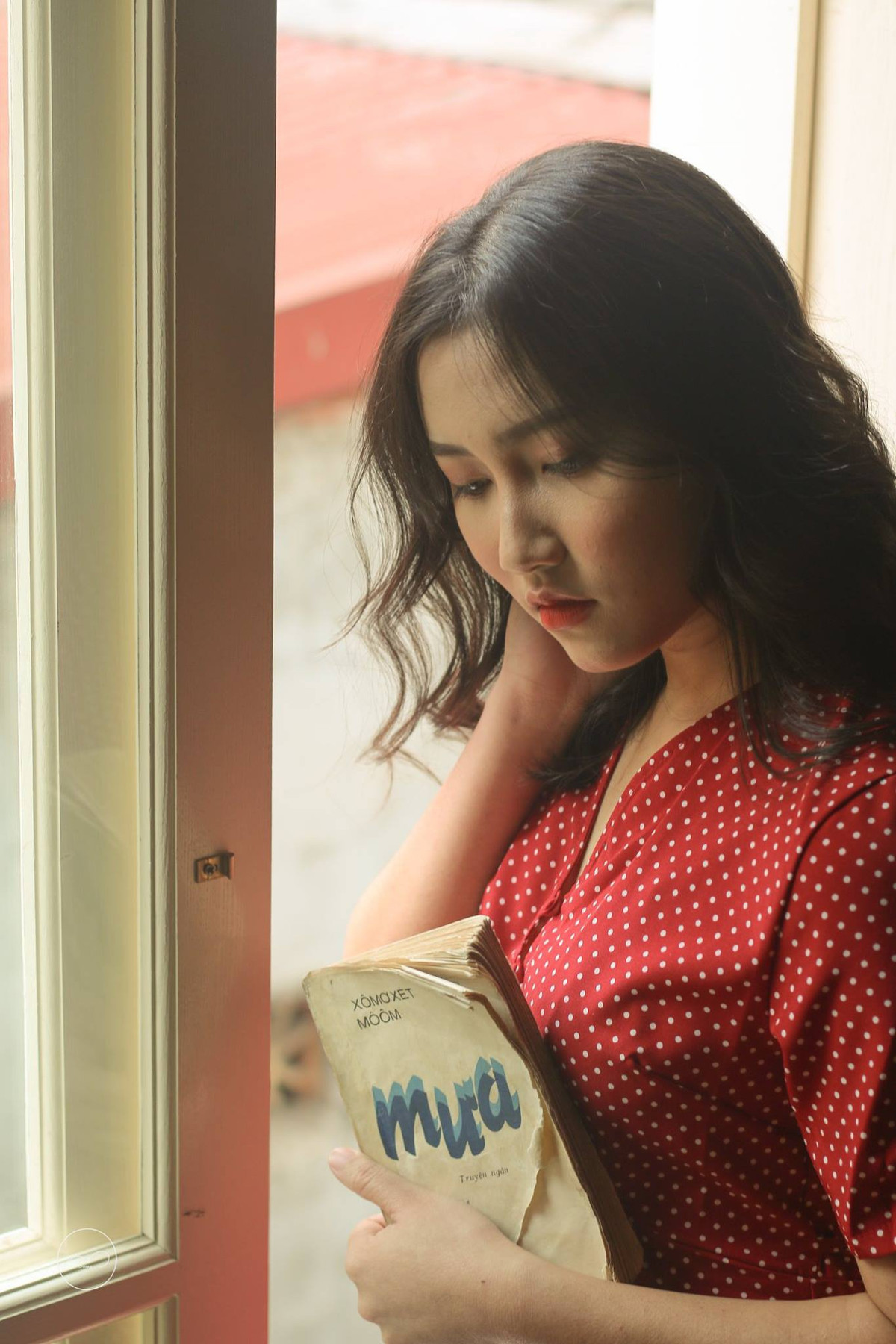 Quá trình học tập tại Học viện Cảnh sát nhân dân, Phượng giành được nhiều thành tích nổi bật như giải điển hình tiên tiến phong trào thi đua “Vì An ninh Tổ quốc” giai đoạn 2015-2020; gương mặt tiêu biểu xuất sắc của nhà trường năm 2017-2018; huy chương vàng hội thi Hùng biện tiếng Anh và tìm kiếm tài năng năm 2017 cho sinh viên các trường Công an nhân dân khu vực phía Bắc. Bên cạnh đó, cô gái sinh năm 1998 còn tích cực tham gia nghiên cứu khoa học với nhiều giải thưởng.