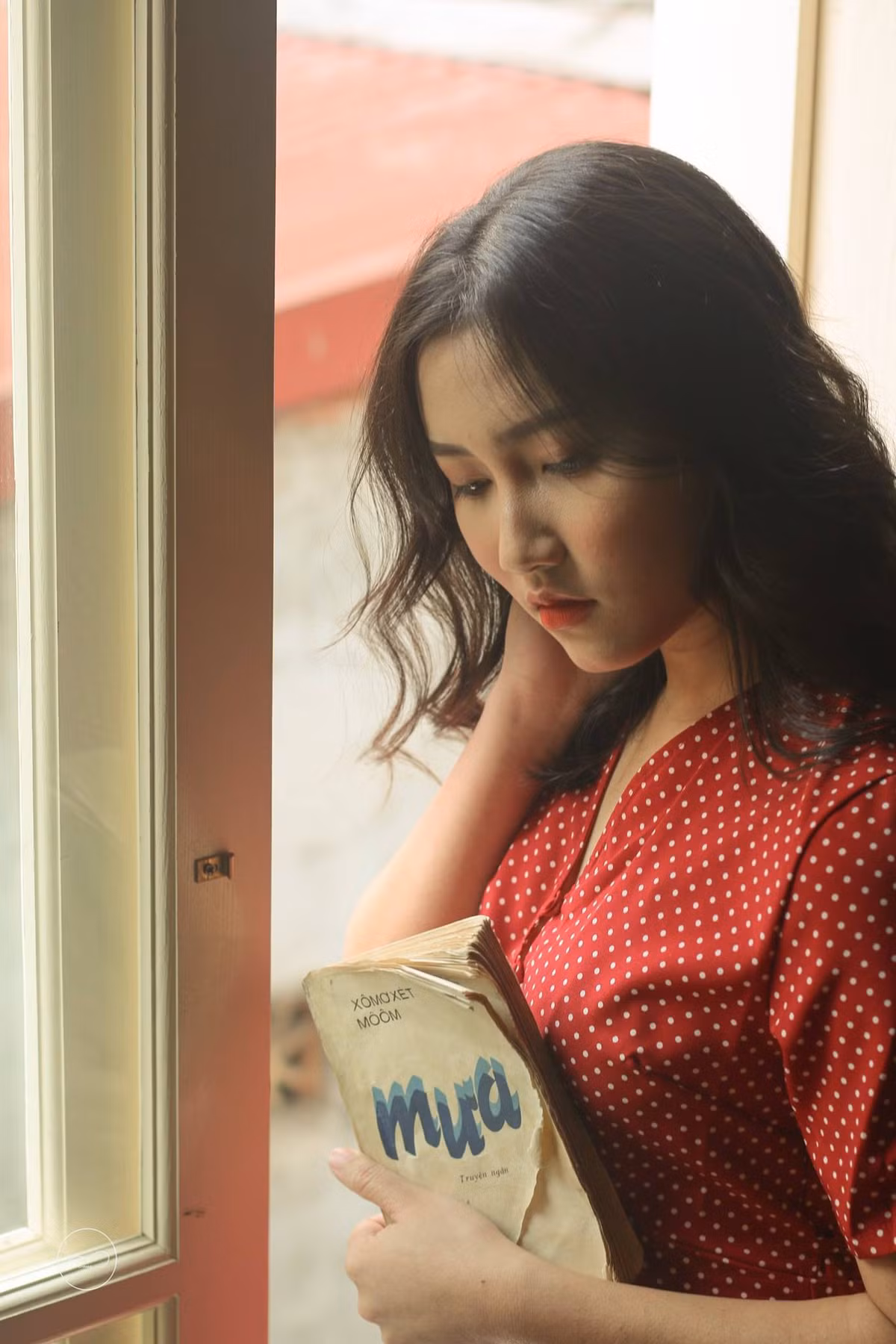 Quá trình học tập tại Học viện Cảnh sát nhân dân, Phượng giành được nhiều thành tích nổi bật như giải điển hình tiên tiến phong trào thi đua “Vì An ninh Tổ quốc” giai đoạn 2015-2020; gương mặt tiêu biểu xuất sắc của nhà trường năm 2017-2018; huy chương vàng hội thi Hùng biện tiếng Anh và tìm kiếm tài năng năm 2017 cho sinh viên các trường Công an nhân dân khu vực phía Bắc. Bên cạnh đó, cô gái sinh năm 1998 còn tích cực tham gia nghiên cứu khoa học với nhiều giải thưởng.