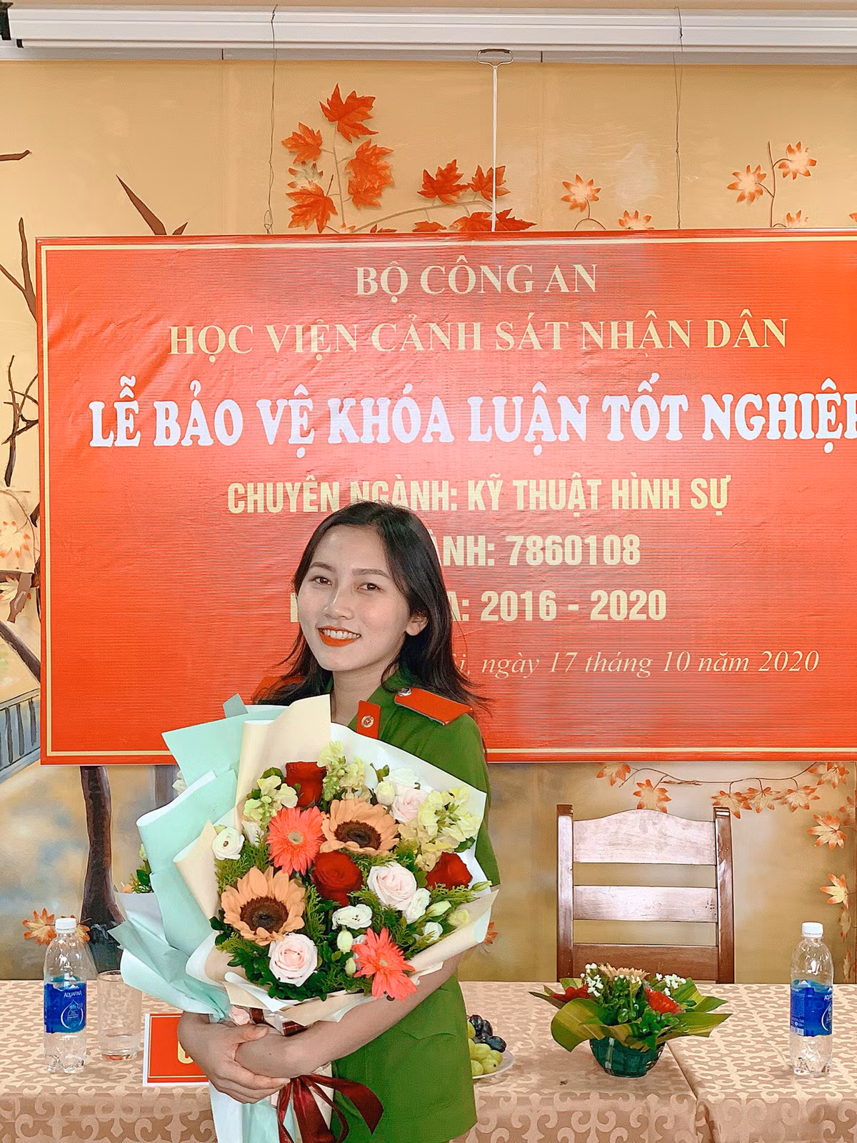 Là một trong 8 sinh viên khóa D42 của Học viện Cảnh sát nhân dân tốt nghiệp loại xuất sắc, Phượng được phong hàm trung úy trước 2 năm. Cô nói với Zing bản thân rất vui khi nỗ lực suốt 4 năm qua được đền đáp xứng đáng. Chọn đề tài khóa luận về Hoạt động giám định thẻ Căn cước công dân, Phượng chia sẻ đây là mảng khó trong chuyên ngành cô theo học, đòi hỏi sự tìm hiểu sâu và chi tiết. Nữ sinh đã hoàn thành xuất sắc khóa luận với số điểm gần tuyệt đối.