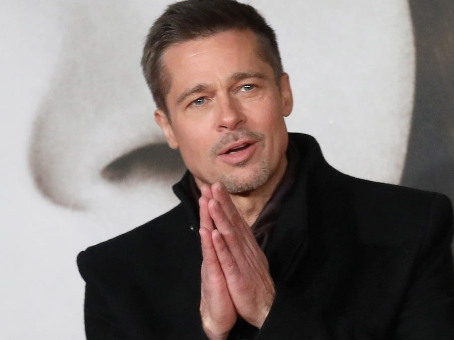  Từng làm tài xế cho vũ công thoát y: Trước khi thành danh và trở thành ngôi sao sáng ở Hollywood, Brad Pitt từng làm nhiều việc như mặc trang phục gà quảng bá cho cửa hàng thức ăn nhanh và làm tài xế. "Tôi thường đưa vũ công thoát y đến những bữa tiệc thác loạn. Điều đó không tốt đẹp gì. Đó là lúc tôi nghiêm túc nghĩ mình nên làm công việc đàng hoàng", tài tử sinh năm 1963 nói với Newsweek. Ảnh: Getty.