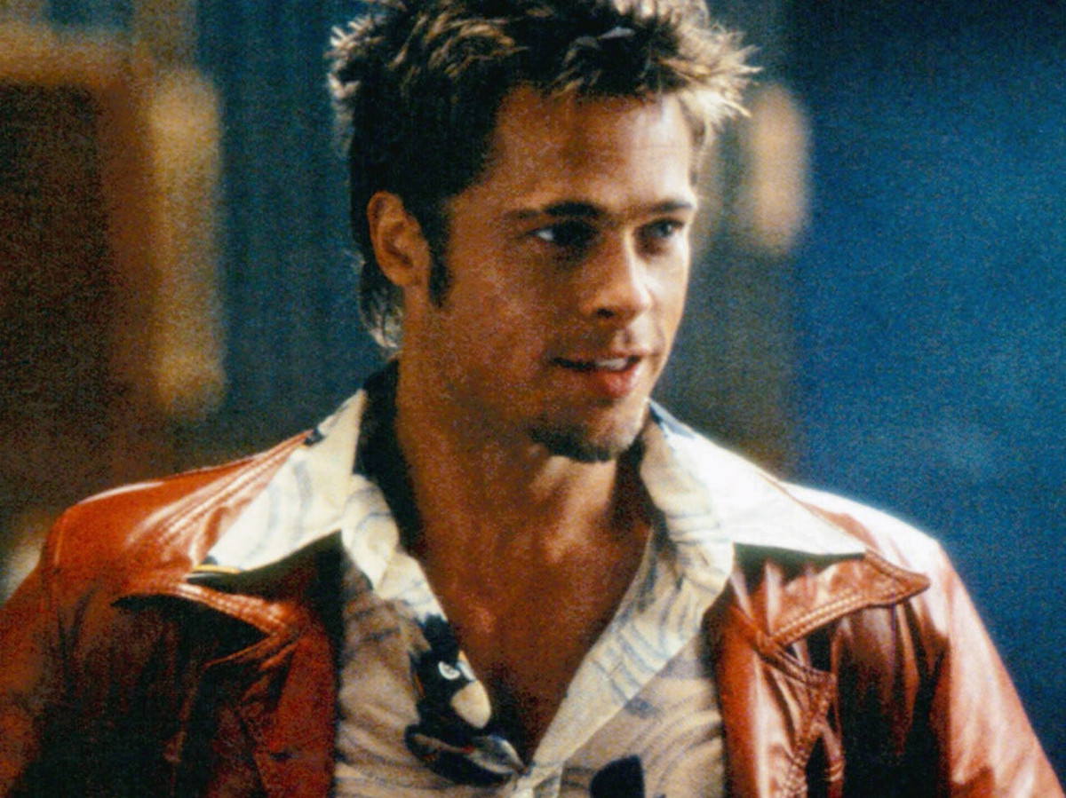  Tự nguyện làm mẻ răng để đóng phim Fight Club : Năm 1999, Brad Pitt gây ấn tượng với vai diễn Tyler Durden trong Fight Club. Để hóa thân thành thanh niên bán xà phòng mà sau đó là thành viên trong nhóm khủng bố, anh tình nguyện làm mẻ răng để nhân vật trông thật hơn. Chồng cũ Angelina Jolie đi chỉnh răng sau khi đóng xong phim. "Brad luôn tâm huyết và sẵn sàng làm mọi thứ vì nhân vật", Cindy Guagenti, đại diện của Brad Pitt nói với Entertainment Weekly. Ảnh: 20th Century Fox.