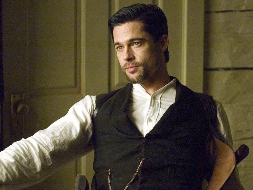  Yêu vai diễn bị truyền thông đánh giá tệ: Brad Pitt là ngôi sao phòng vé với nhiều bộ phim như The Departed, Troy, Ocean's Eleven hay Mr. &amp; Mrs. Smith đều có doanh thu trên 100 triệu USD toàn cầu. Tuy nhiên, anh cũng từng gặp thất bại với The Assassination of Jesse James chỉ thu về 4 triệu USD. Tuy nhiên, nam diễn viên cho biết đây là vai diễn anh yêu thích nhất. "Tôi tin tưởng bộ phim có thành tích tốt hơn những gì nó đang nhận", Pitt nói với GQ. Ảnh: Warner Bros..