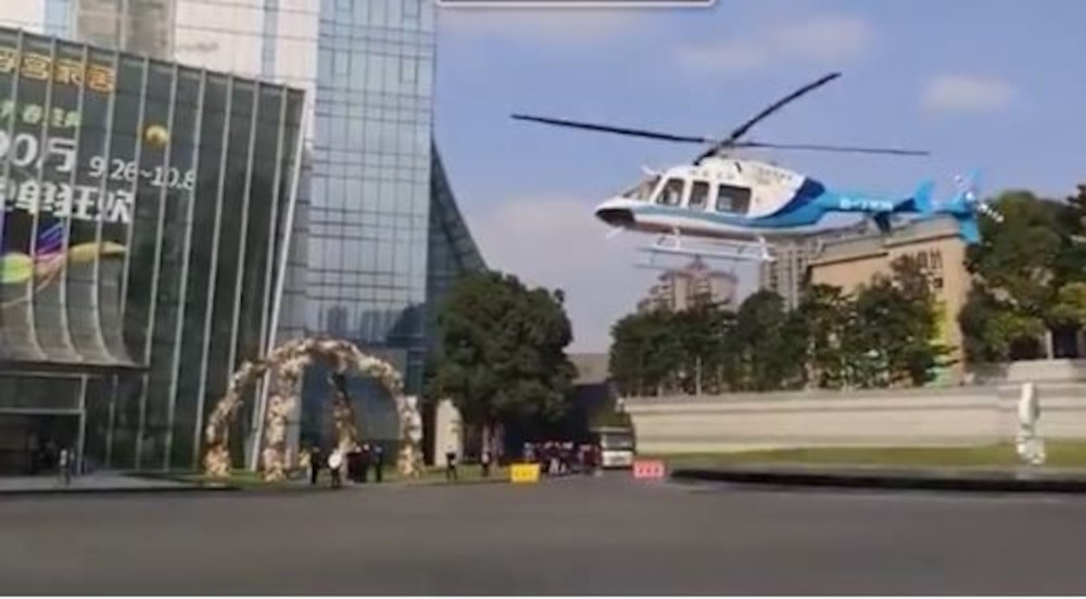 Dam cuoi di bang truc thang, co dau deo vang triu co