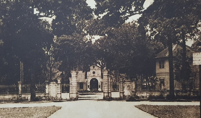 Tòa Tham biện Gia Định. Địa danh này nay là Ủy ban nhân dân quận Bình Thạnh ở số 6 đường Phan Đăng Lưu.