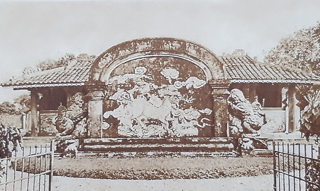 Phù điêu bình phong của Lăng Cha Cả. Công trình thuộc Quận Tân Bình ngày nay, dù đã không còn trên hiện trường nhưng vẫn được quen gọi là vòng xoay Lăng Cha Cả để chỉ nút giao thông là điểm giao cắt các con đường Cộng Hòa, Hoàng Văn Thụ, Lê Văn Sỹ, Bùi Thị Xuân, Trần Quốc Hoàn.