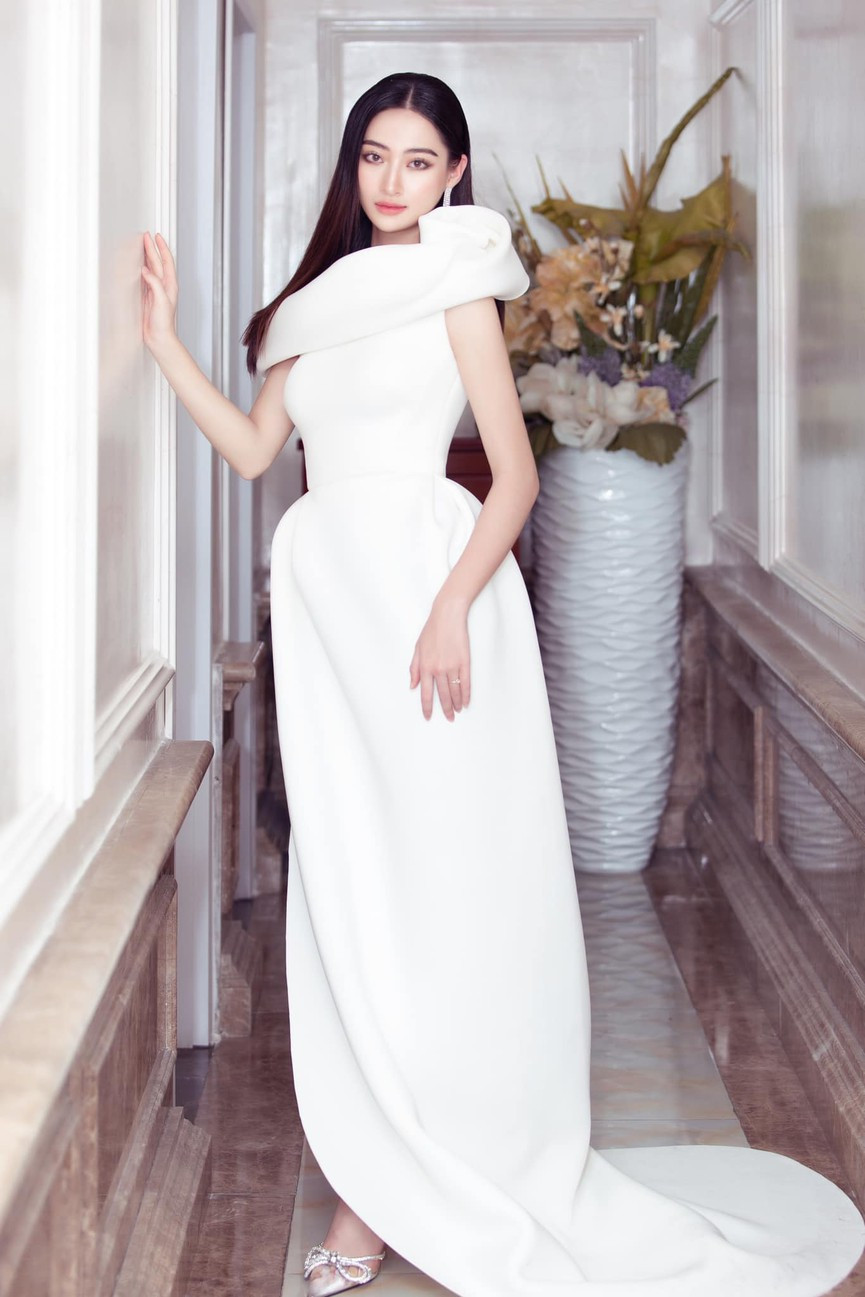 ##s###Hoa hậu Lương Thuỳ Linh chọn bộ váy trắng có thiết kế lạ mắt.