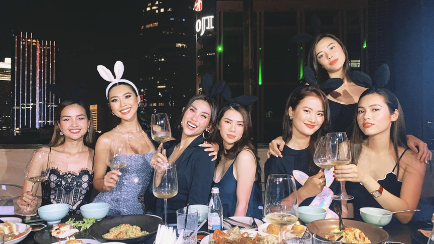 ##s###Siêu mẫu Võ Hoàng Yến, Á hậu Hoàng My tham dự bữa tiệc sinh nhật của người đẹp Tường Linh.