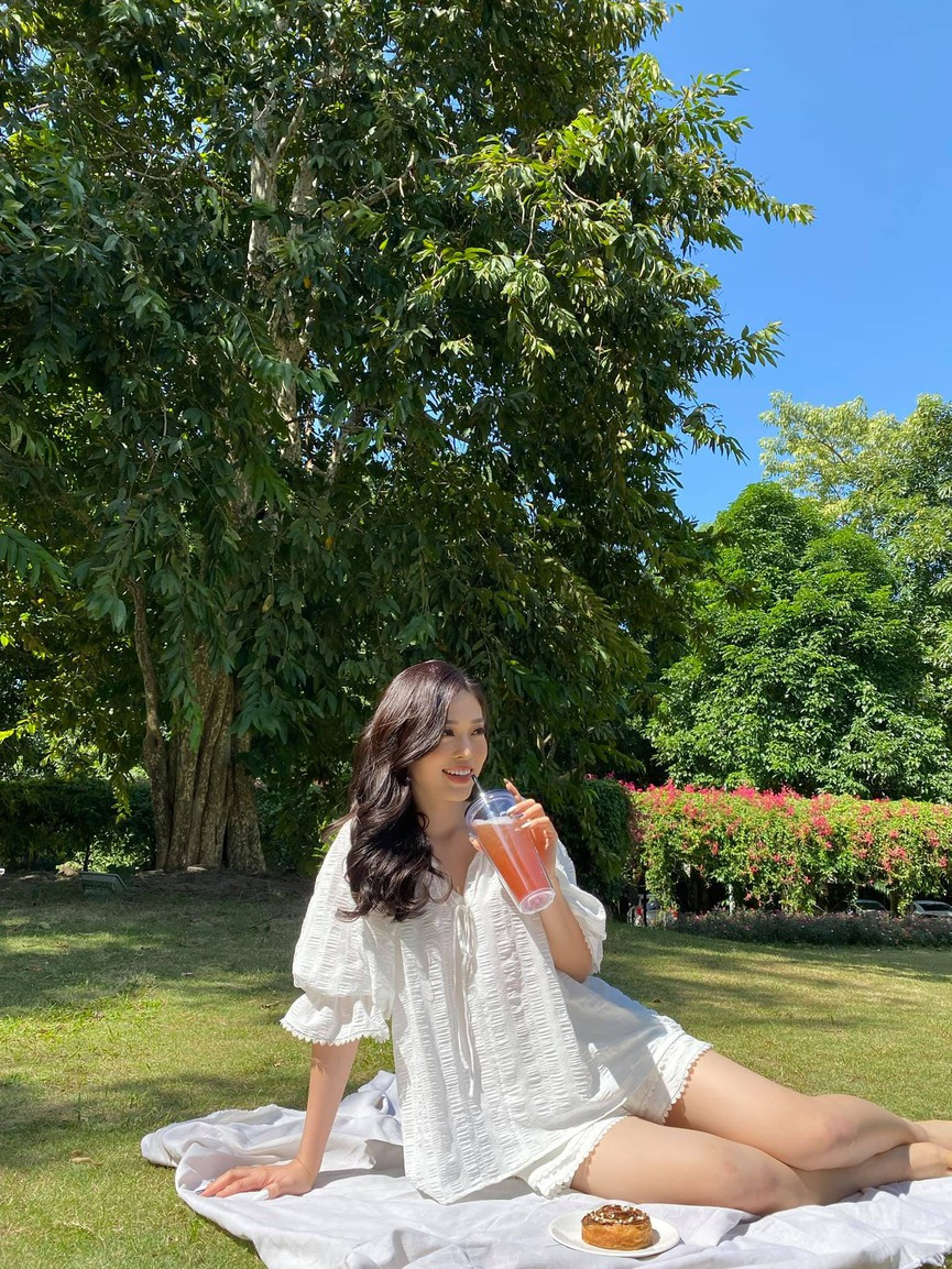 ##s###Á hậu Phương Nga diện sắc trắng tinh khôi để đón chào ngày mới tràn đầy năng lượng.