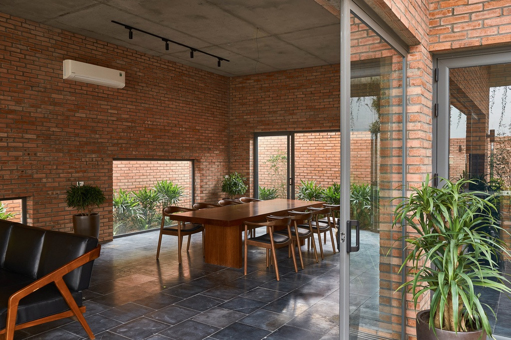 Vật liệu chính trong ngôi nhà là gạch đỏ và bê tông trần tạo cảm giác mộc mạc, gần gũi.