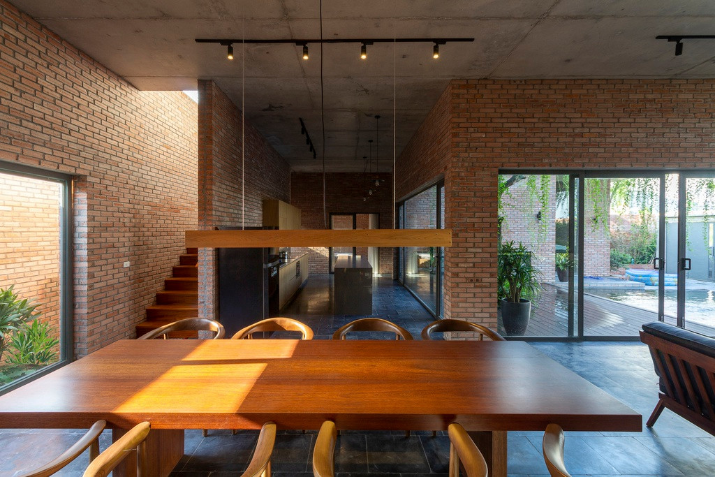 Các không gian chính được bố trí ở giữa nhà, tạo nên một không gian hướng tâm thanh bình, yên tĩnh, tách biệt với thành phố bên ngoài.