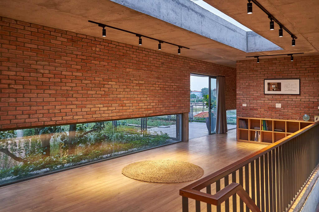 Các không gian trong ngôi nhà được bao bọc bởi thiên nhiên, hướng về thiên nhiên và hướng vào nhau, tạo thành một không gian hướng nội.