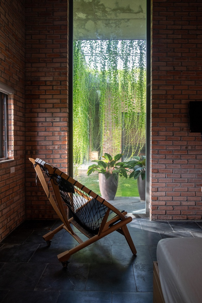 Từ mọi vị trí trong nhà, mọi người có thể nhìn thấy nhau và nhìn thấy cây cối, mặt nước, hồ cá…. Từ đó có thể cảm nhận được không khí, âm thanh và ánh sáng tự nhiên.