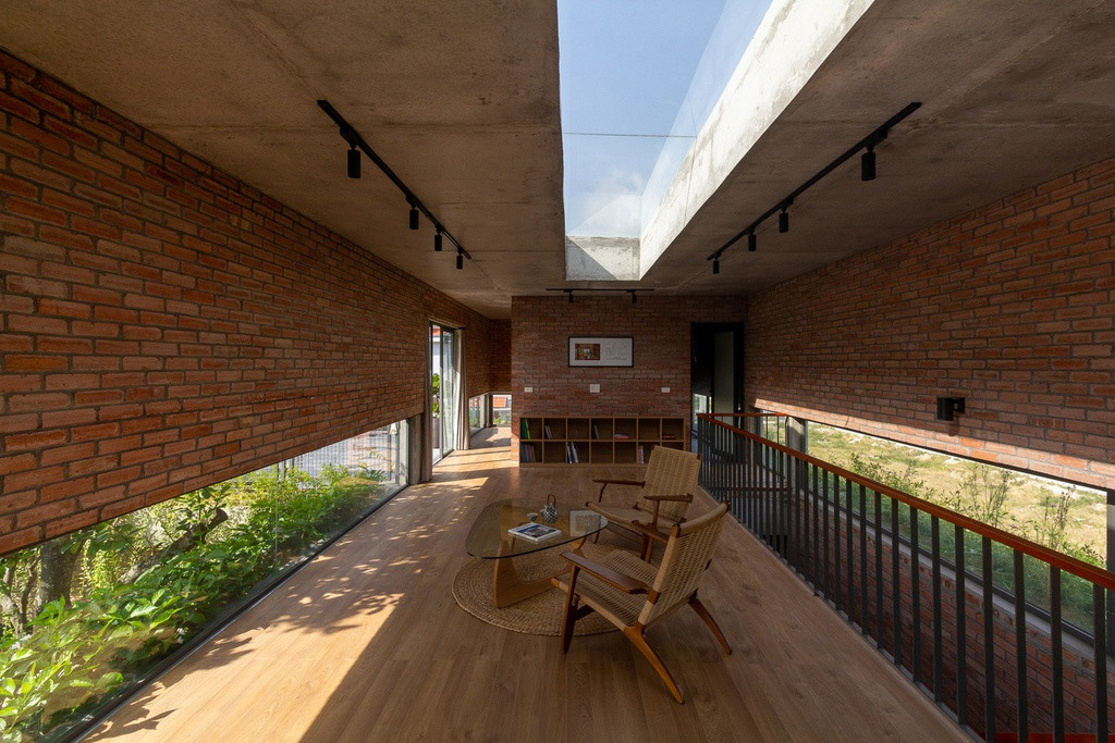 Tầng trên là khu chức năng sinh hoạt chung với sảnh đọc sách và phòng thờ.