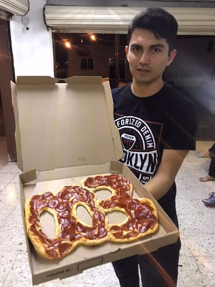 Cero Cero Tres (25 tuổi, Mexico) nổi tiếng trên mạng xã hội sau khi giành chiến thắng trong cuộc thi tìm kiếm tên độc, lạ được tổ chức hồi đầu tháng 3. Tên của chàng trai 25 tuổi dịch theo tiếng Anh là Zero Zero Three (003). Từ lúc sinh Cero Cero Tres, bố mẹ định đặt tên anh là 003 với ý nghĩa đứa con thứ 3 trong nhà. Tuy nhiên, chính quyền không cho phép đặt tên bằng số nên anh mới có tên như vậy. Cero Cero Tres cho biết do sở hữu tên lạ, anh từng bị bạn bè bắt nạt ở trường và luôn phải đưa giấy tờ tùy thân cho những người tò mò không tin tên này có thật. Ảnh: Casera Pizza.