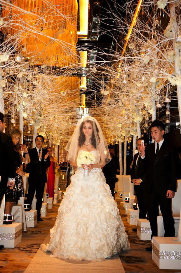 Dai gia BDS xau xi lay vo xinh nhu tien, tau 30 chiec sieu xe-Hinh-4