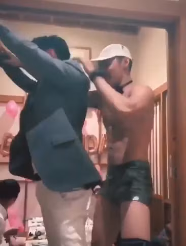 Khoanh khac nhay cam cua CEO mau tim trong 'Nguoi Ay La Ai'-Hinh-4