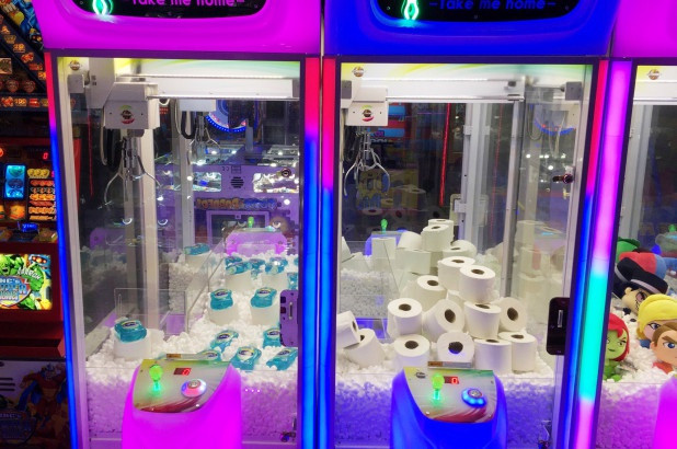 Hình ảnh về các kệ hàng chứa giấy vệ sinh trống rỗng ở những siêu thị lớn đã không còn xa lạ trong thời gian gần đây. Tại Anh, một người thậm chí đã thay những con gấu bông trong máy gắp thú bằng các cuộn giấy vệ sinh. Ảnh: SWNS.